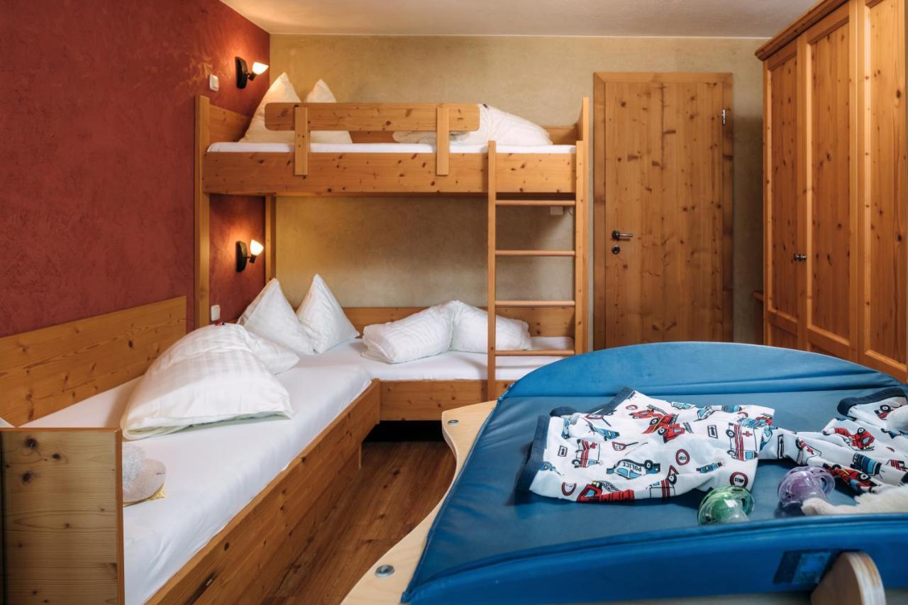 Kinderhotel Laderhof ลาดิส ภายนอก รูปภาพ